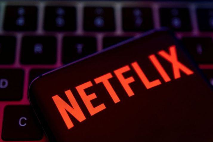 Ilustração de Smartphone com o logotipo da Netflix em um teclado • Smartphone com o logotipo da Netflix em um teclado nesta ilustração criada em 19 de abril de 2022. REUTERS/Dado Ruvic