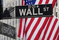 Wall Street sobe e S&P 500 bate recorde após dados dos EUA