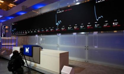 Painel eletrônico mostra variações de índices na B3, em São