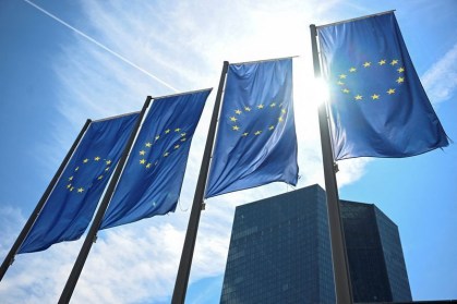 Bandeiras da União Europeia em frente à sede do BCE em Frankfurt