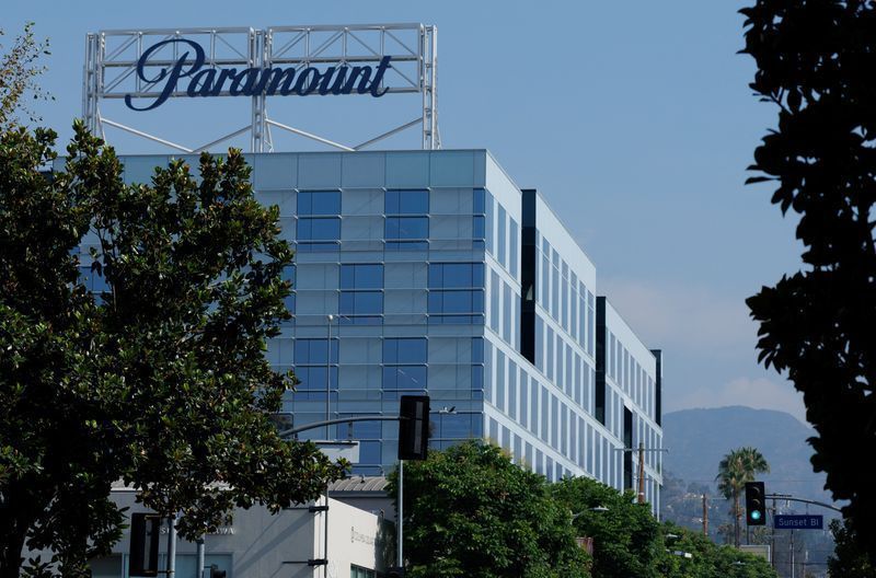 Logotipo da Paramount no topo de edifício em Hollywood, em Los Angeles, Califórnia, EUA