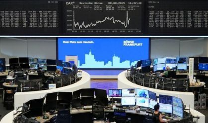 Ações europeias iniciam semana agitada em baixa
