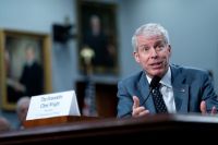 Trump deve “clareza” aos americanos sobre guerra, diz parlamentar dos EUA