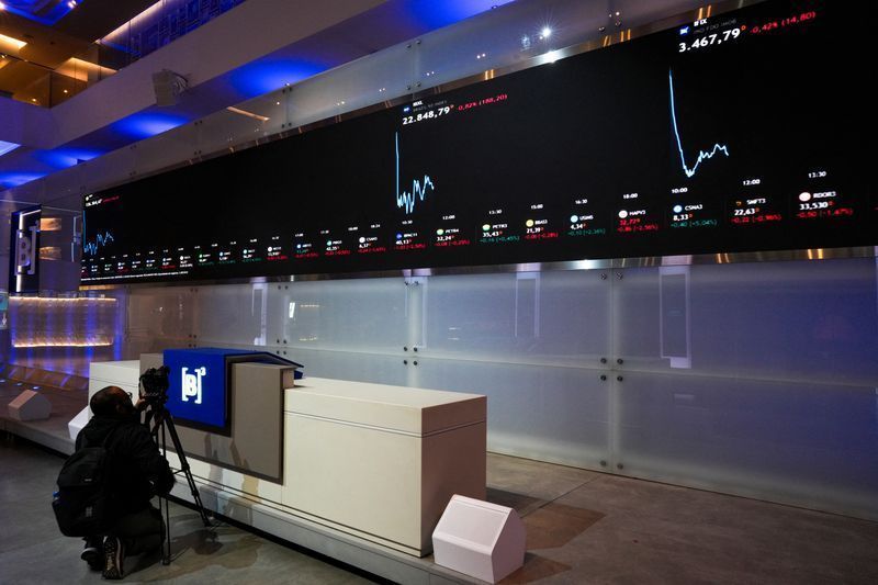 Painel eletrônico mostra variações de índices na B3, em São Paulo