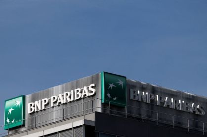 Logo do BNP Paribas em escritório do banco próximo a Paris, na França