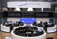 Bolsas da Europa recuam após sequência de recordes com foco em balanços