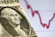 Enquanto ouro bate recorde, dólar perde valor, diz analista