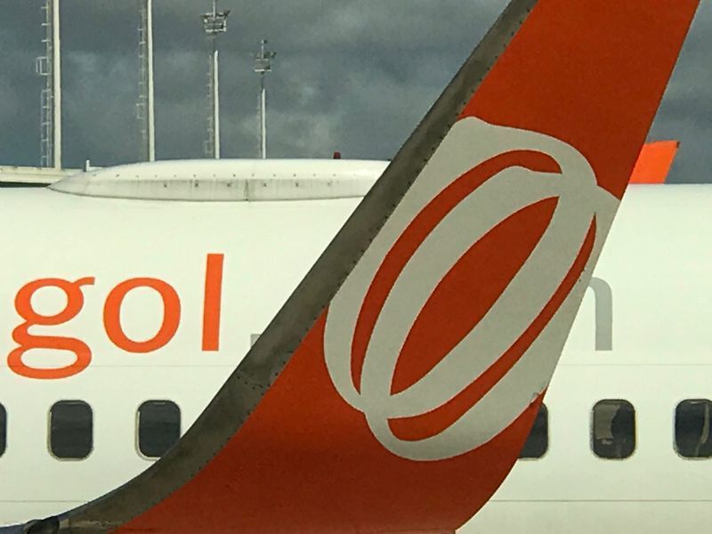 O logotipo da companhia aérea brasileira Gol Linhas Aéreas Inteligentes SA pode ser visto na cauda de uma aeronave no Aeroporto Internacional Augusto Severo, em Natal.
