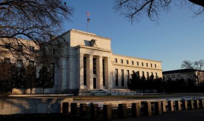 Diretora do Fed diz que não prevê corte de juros dos EUA por "algum tempo"