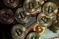 Bitcoin cai com tensão comercial no radar dos mercados