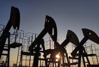Petróleo cai em meio a rumores de alta na produção