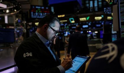 Bolsas NY fecham mistas após Trump manter deadline para tarifas