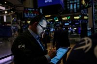 Bolsas NY fecham mistas após Trump manter deadline para tarifas