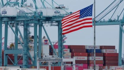Contêineres são carregados em porto de Los Angeles, na Califórnia