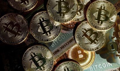 Criptomoedas: bitcoin recua em meio a tensões comerciais e geopolíticas