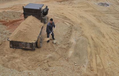 Funcionário trabalha em local de exploração de terras raras no condado de Nancheng, província de Jiangxi, na China