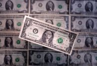 Dólar cai após novo prazo de Trump para acordos tarifários; Ibovespa recua