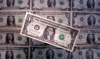 Dólar cai a R$ 5,44 e Ibovespa recua 0,13% de olho nas tarifas de Trump
