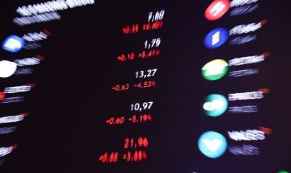 Dólar sobe a R$ 5,54 e bolsa cai após tarifa de 50% de Trump sobre o Brasil