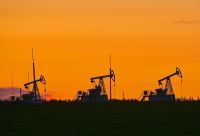 Preços do petróleo saltam 4% com tensão no Oriente Médio