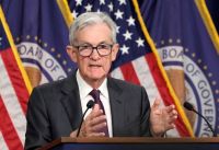 Powell reitera que Fed aguardará mais dados antes de reduzir os juros