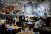 Setor de serviços dos EUA volta a expandir em junho, mas emprego contrai