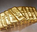 Ouro cai, apesar de renovadas tensões, com dólar forte e cotação elevada