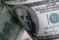 Dólar oscila com ameaças tarifárias de Trump e dados em foco; Ibovespa cai
