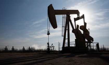 Petróleo dispara mais de 4% após EUA atacarem Irã