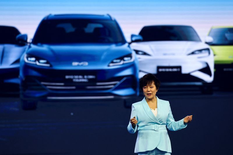 Vice-presidente executiva da BYD, Stella Li, fala à imprensa em