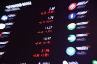 Ibovespa fecha em alta com dados e tarifas no radar; dólar cai a R$ 5,37