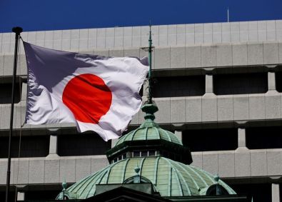 Bandeira do Japão em frente ao prédio do Banco do Japão, em Tóquio