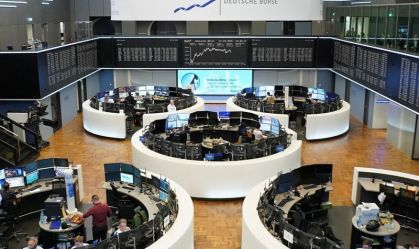 Bolsas europeias fecham mistas pressionadas por montadoras e bancos