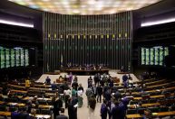 Projeto que garante emendas da saúde a bombeiros militares avança na Câmara