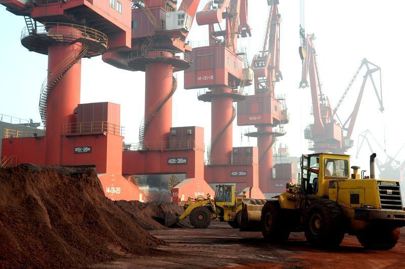 Trabalhadores transportam solo contendo elementos de terras raras para exportação