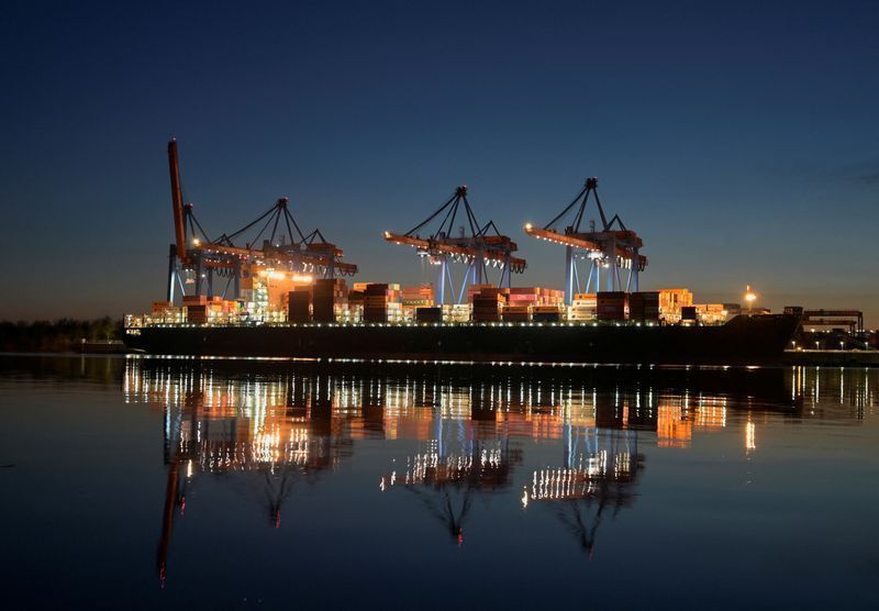 Navio de contêineres em terminal de carga no porto de