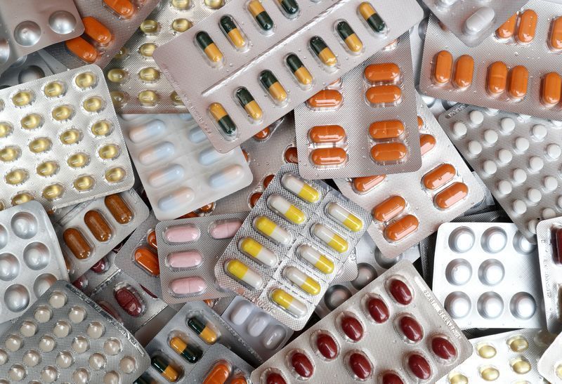 Foto ilustrativa de diversos medicamentos