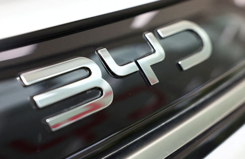 Logo da BYD em carro exposto em concessionária em Barcelona