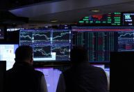 Bolsas de NY fecham em queda à espera de dados econômicos dos EUA