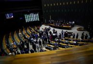 Câmara mira bagagem de mão gratuita, mas Congresso ignora veto de Bolsonaro