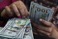 Dólar fecha em leve alta após fim de shutdown nos EUA; bolsa cai