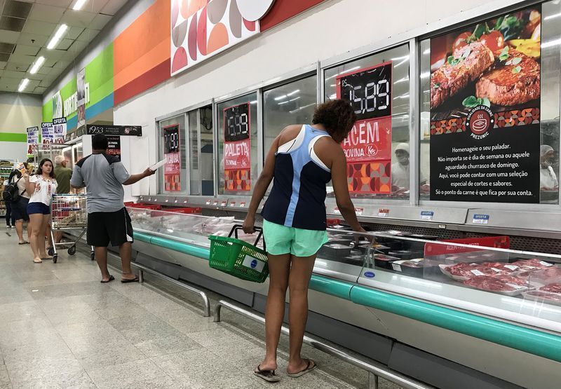 Consumidores em supermercado no Rio de Janeiro