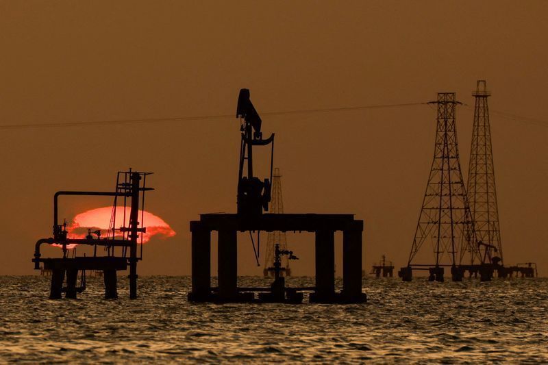 Tanques de petróleo na Venezuela