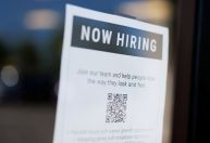 Pedidos de auxílio-desemprego nos EUA caem mais que o esperado