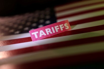 Ilustração mostra bandeira dos EUA com palavra "tarifas"