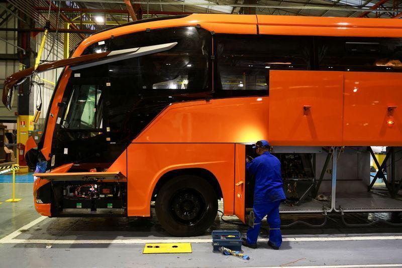 Trabalhador na linha de produção de carrocerias de ônibus na