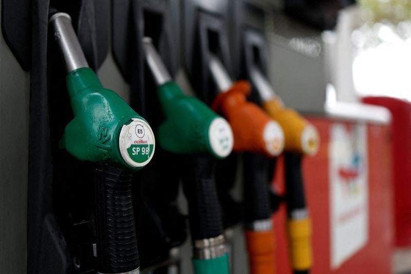 Bicos de bomba de combustível para gasolina em um posto