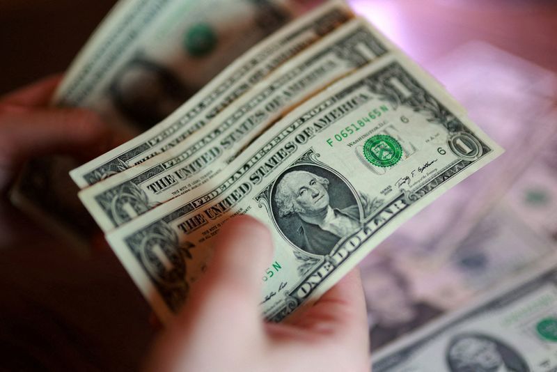 Dólar ronda estabilidade com ata do Copom e IPCA em destaque