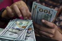 Dólar ronda estabilidade na abertura com 1º dia de tarifa dos EUA