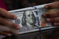 Dólar oscila e Ibovespa cai com Oriente Médio no foco